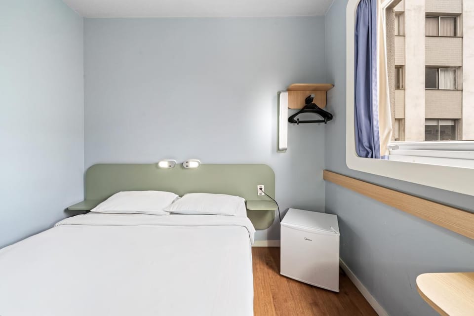 Bed, Area and facilities, minibar
