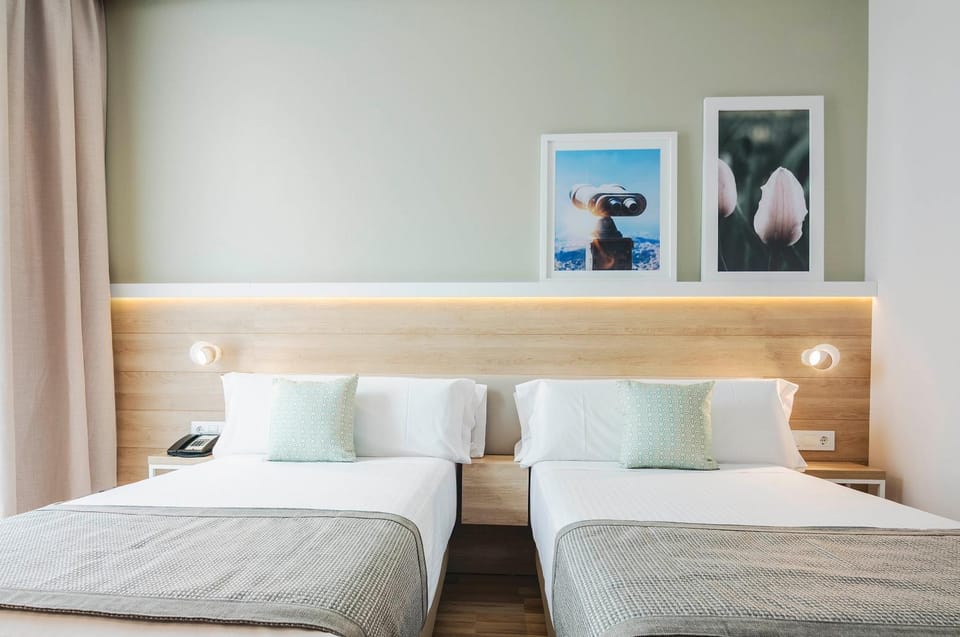 Bed, Photo of the whole room, Decorative detail