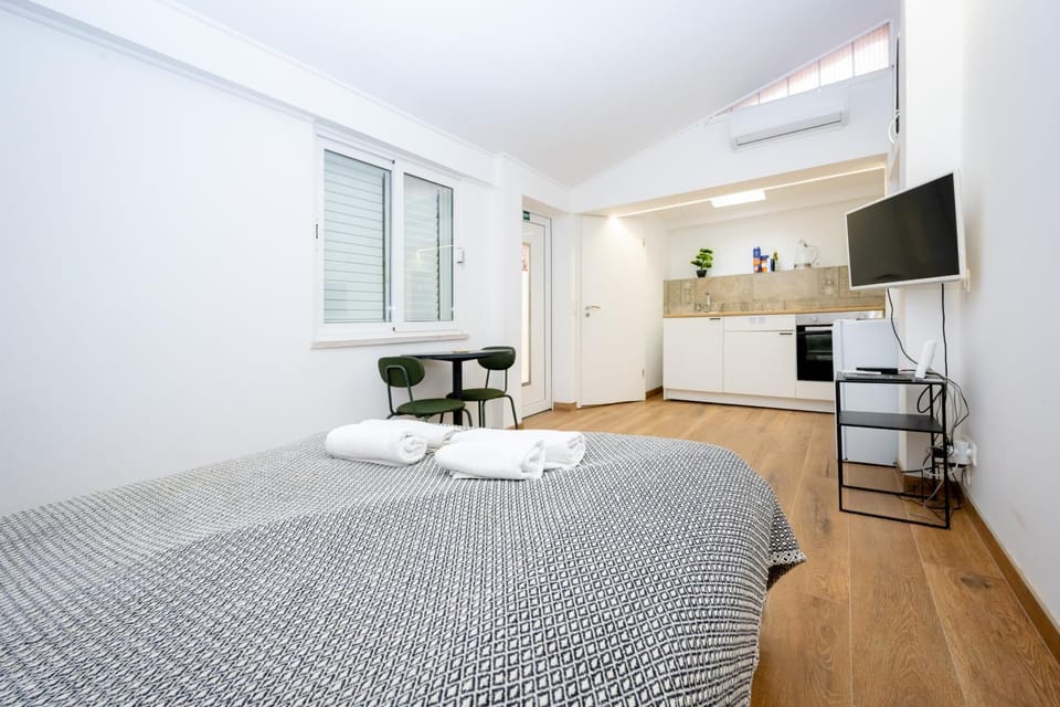 Communal lounge/ TV room, Bed, TV and multimedia, Bedroom