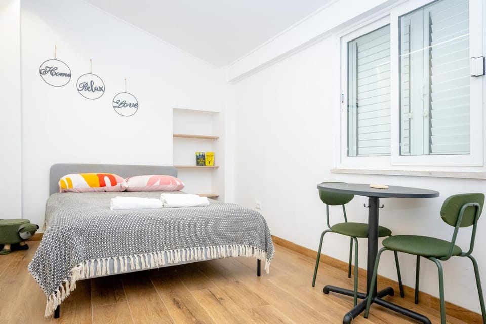 Bed, Dining area, Bedroom