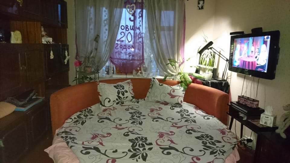 Photo of the whole room, Seating area