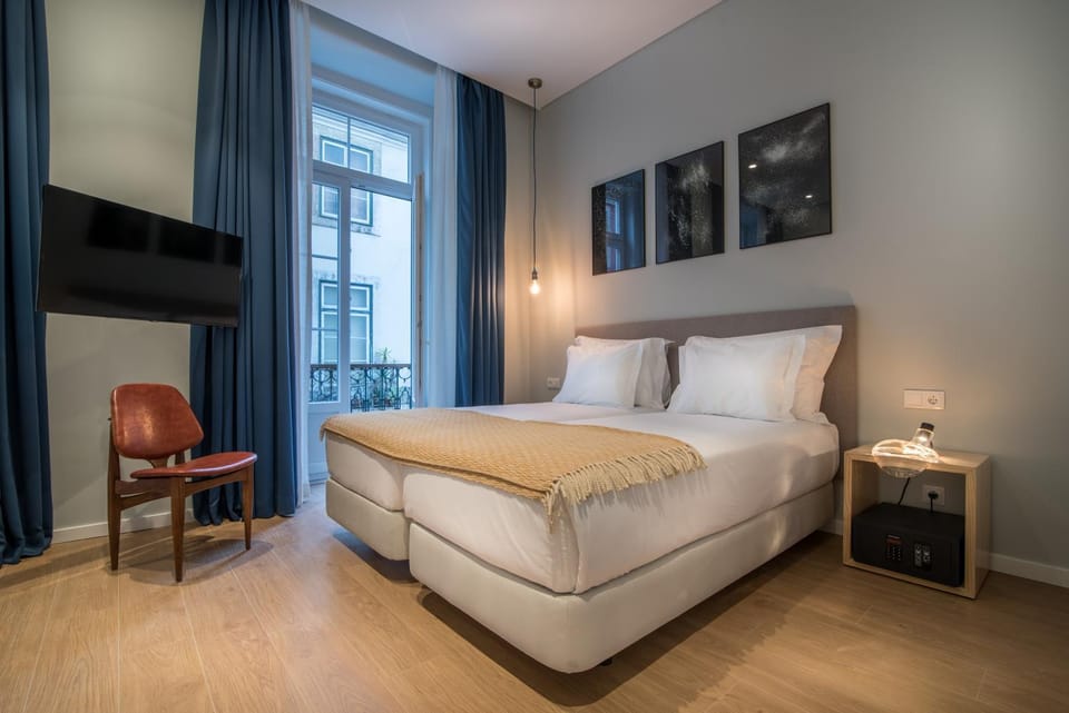 Bed, Photo of the whole room, Decorative detail, Bedroom, City view