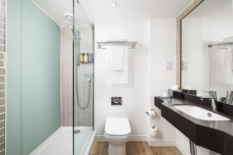 Shower, Toilet, Bathroom, towels