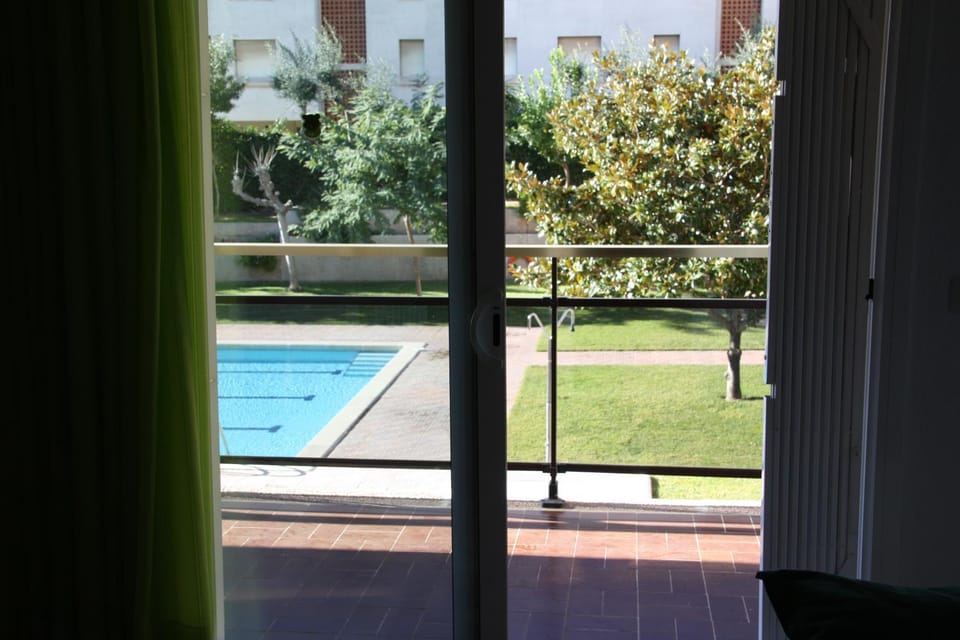TV and multimedia, Seating area, Dining area, Pool view