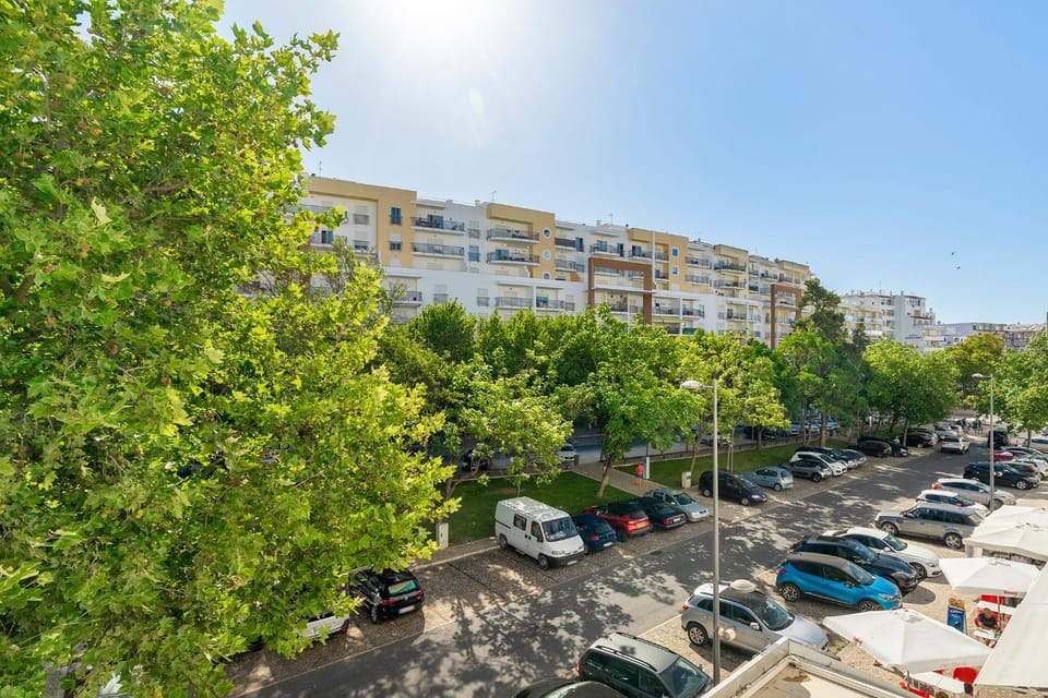 Property building, Spring, Day, Neighbourhood, City view, Street view, Location, Parking