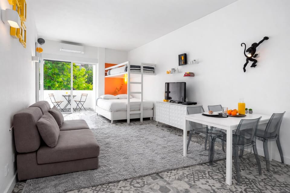 Bed, Living room