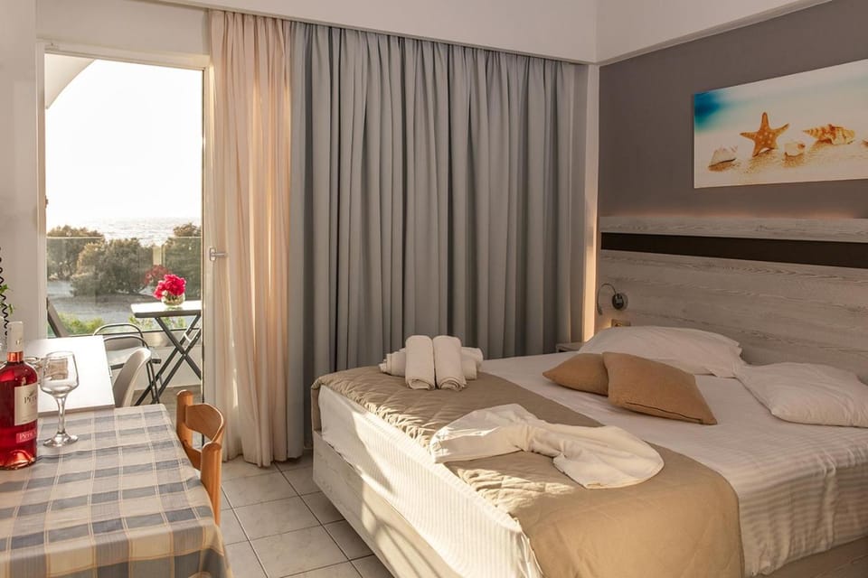 Bed, View (from property/room), Living room, Seating area, Bedroom, Sea view, towels