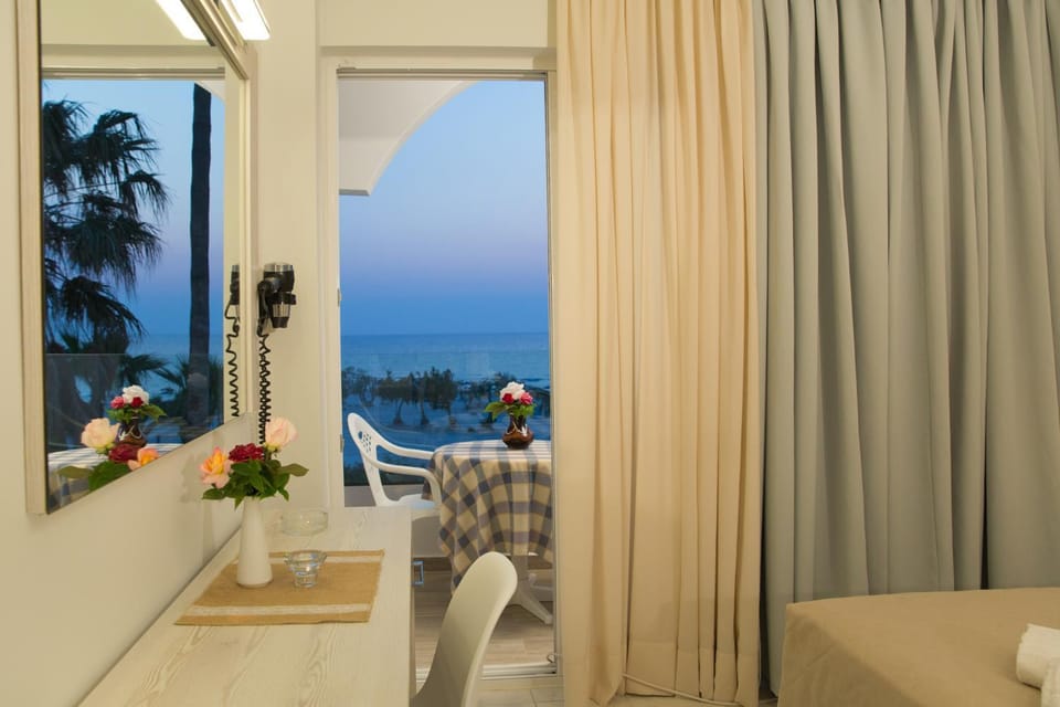 Natural landscape, View (from property/room), Balcony/Terrace, Seating area, Dining area, Mountain view, Sea view