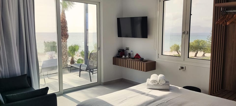 Bed, Natural landscape, TV and multimedia, View (from property/room), Other, Photo of the whole room, Seating area, Bedroom, Sea view, Sea view, towels