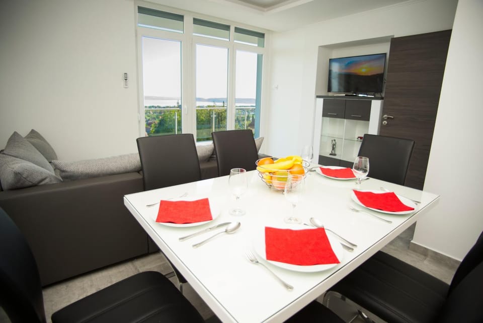 Kitchen or kitchenette, Seating area, Dining area, City view, Garden view, Lake view, Landmark view, Mountain view