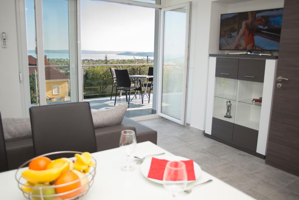 Kitchen or kitchenette, Living room, City view, Garden view, Lake view, Lake view