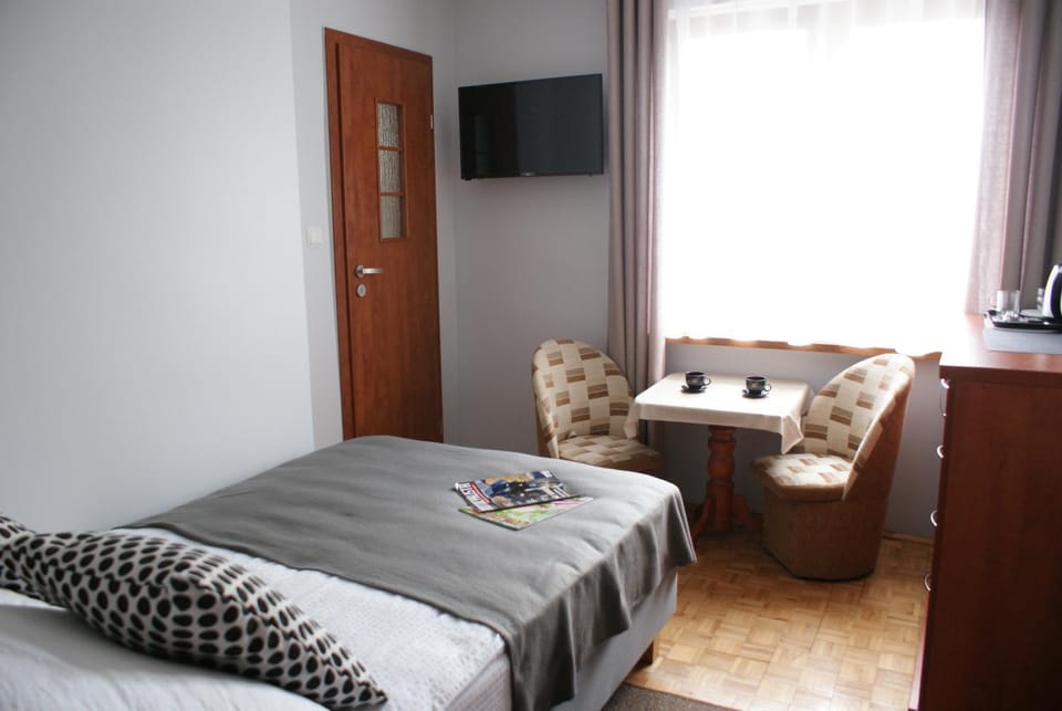 Bed, TV and multimedia, Coffee/tea facilities, Photo of the whole room, Street view, internet, internet