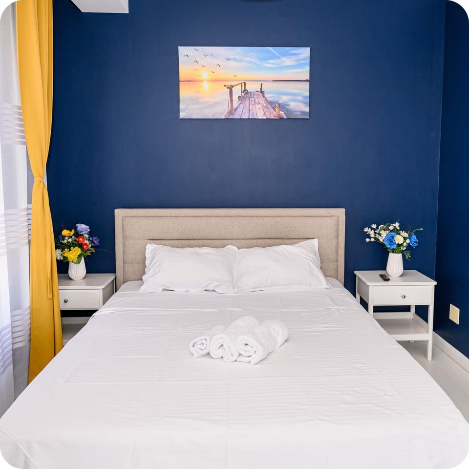 Bed, Photo of the whole room, Bedroom, towels