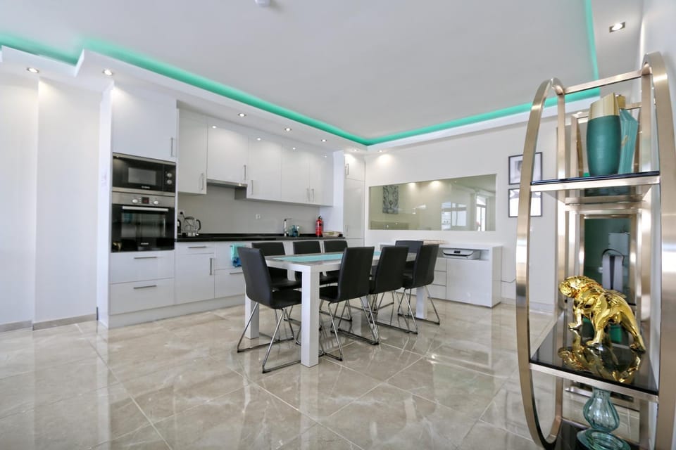 TV and multimedia, Kitchen or kitchenette, Living room, Seating area