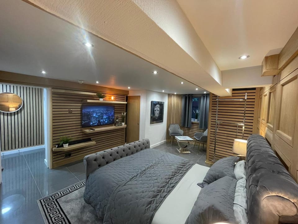 Bed, TV and multimedia, Bedroom