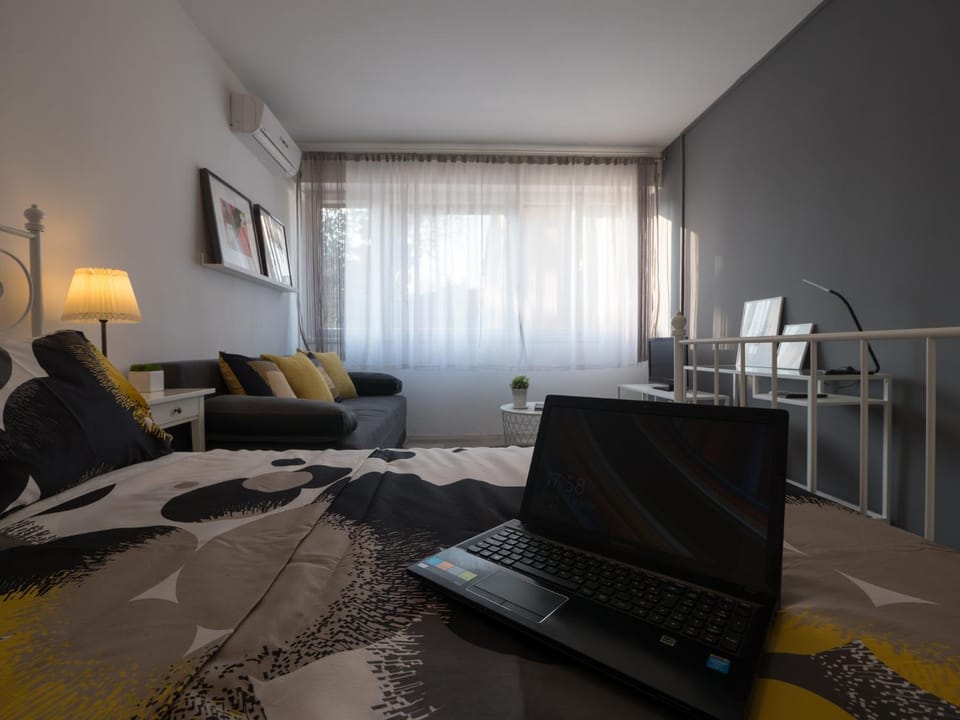 Bedroom, Street view, Family
