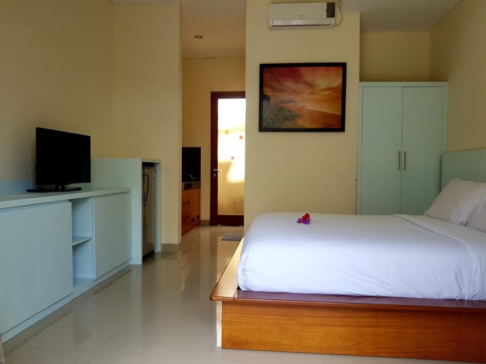 Bed, TV and multimedia, Photo of the whole room, Bedroom