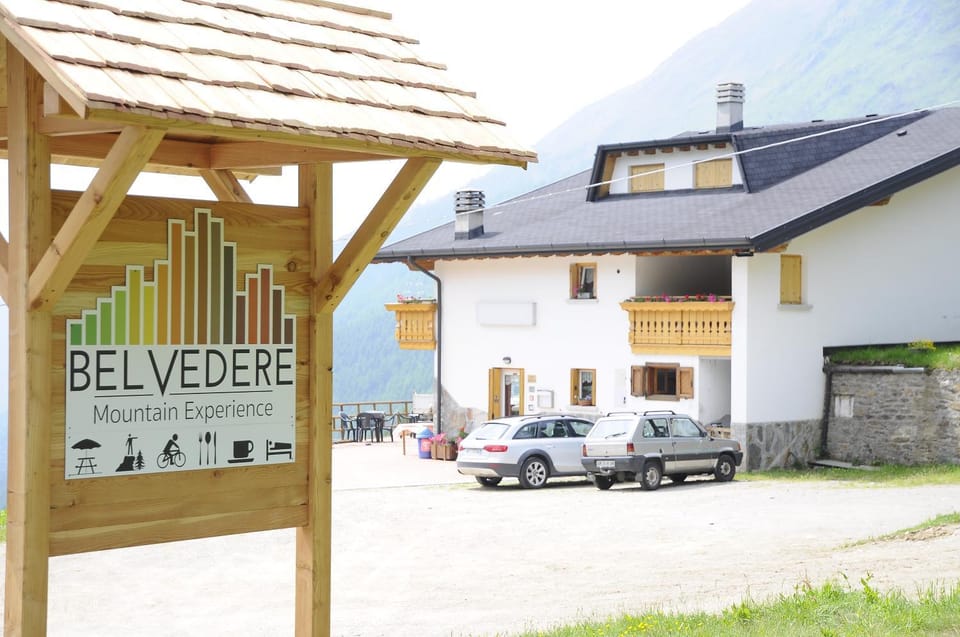 Facade/entrance, Property logo or sign, Garden, Balcony/Terrace