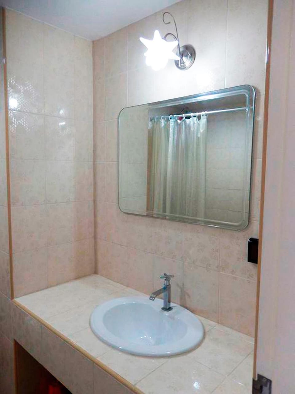 Shower, Toilet, Other, Other, Decorative detail, Decorative detail