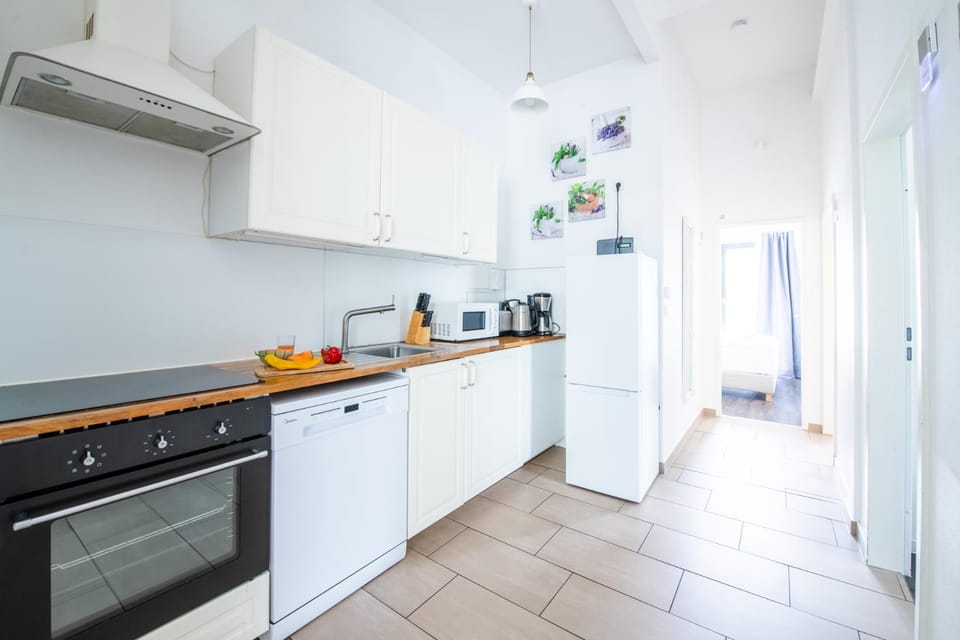 NIEB by ROCKCHAIR Apartments l SUPERHOST Status l 3 Bedrooms Boxspringbeds 3 Bathrooms in Center "Kurfürstendamm" - Cozy Family & Business Flair welcomes you! Apartment in Berlin