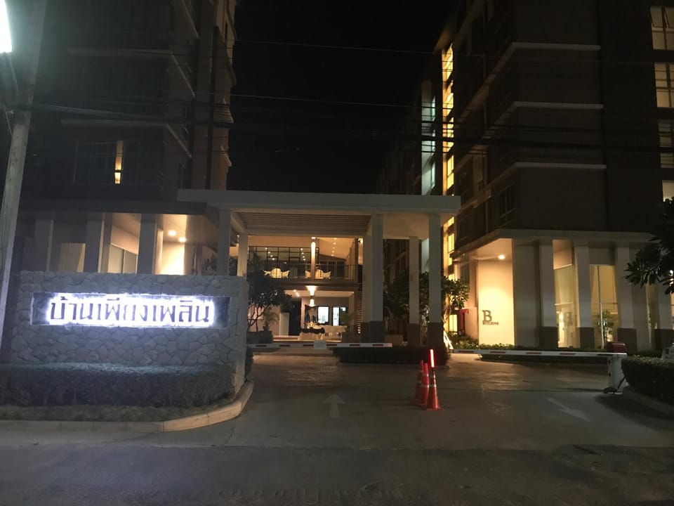 Facade/entrance, Area and facilities