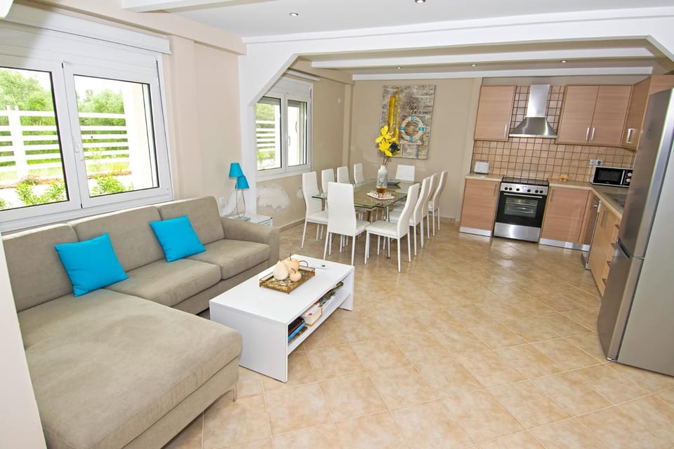 TV and multimedia, Kitchen or kitchenette, Living room, Seating area, Dining area