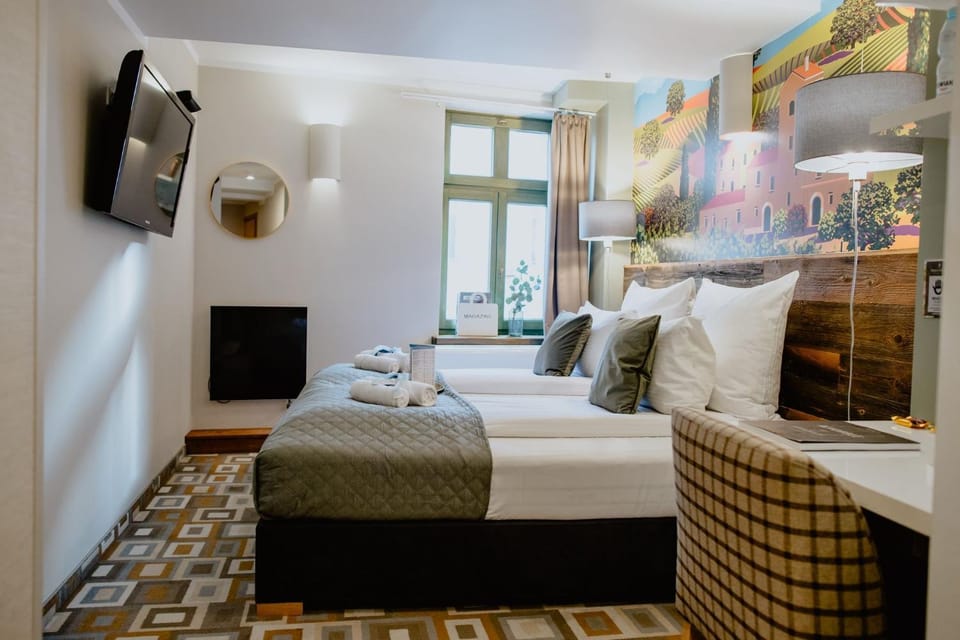 Bed, TV and multimedia, Bedroom