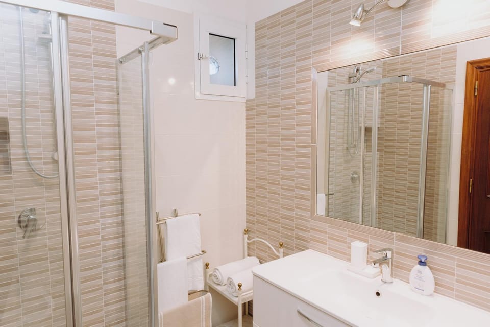 Shower, Toilet, Bathroom, towels
