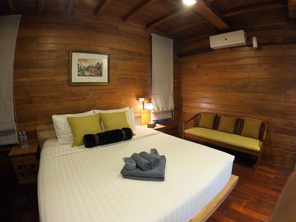 Bed, towels, air conditioner