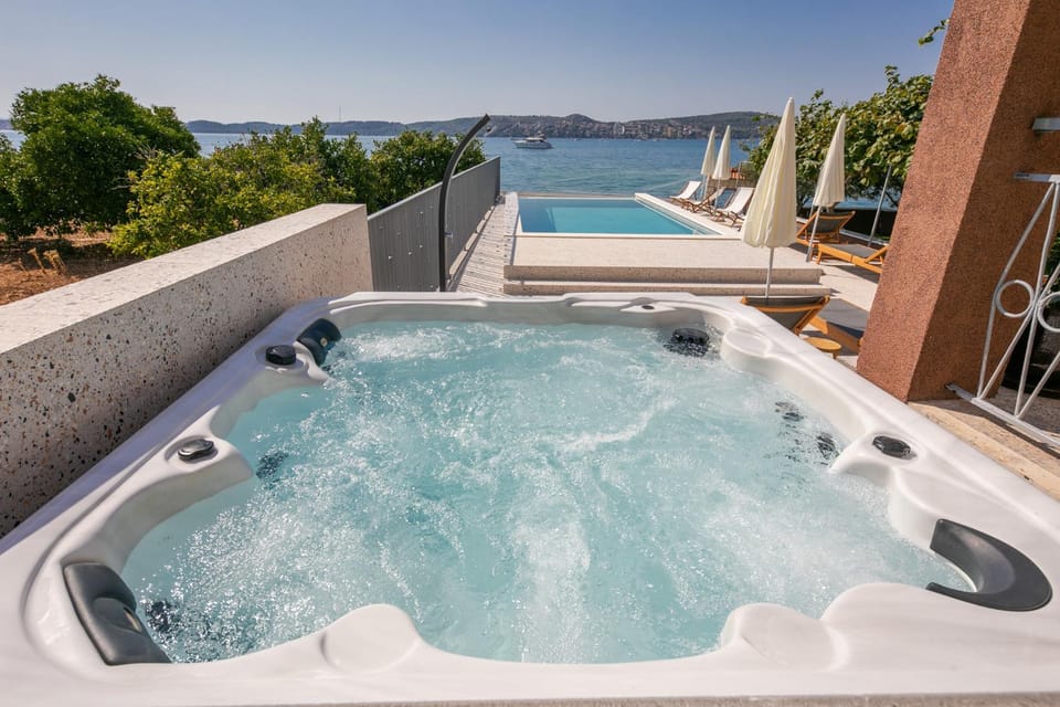 Hot Tub, Swimming pool