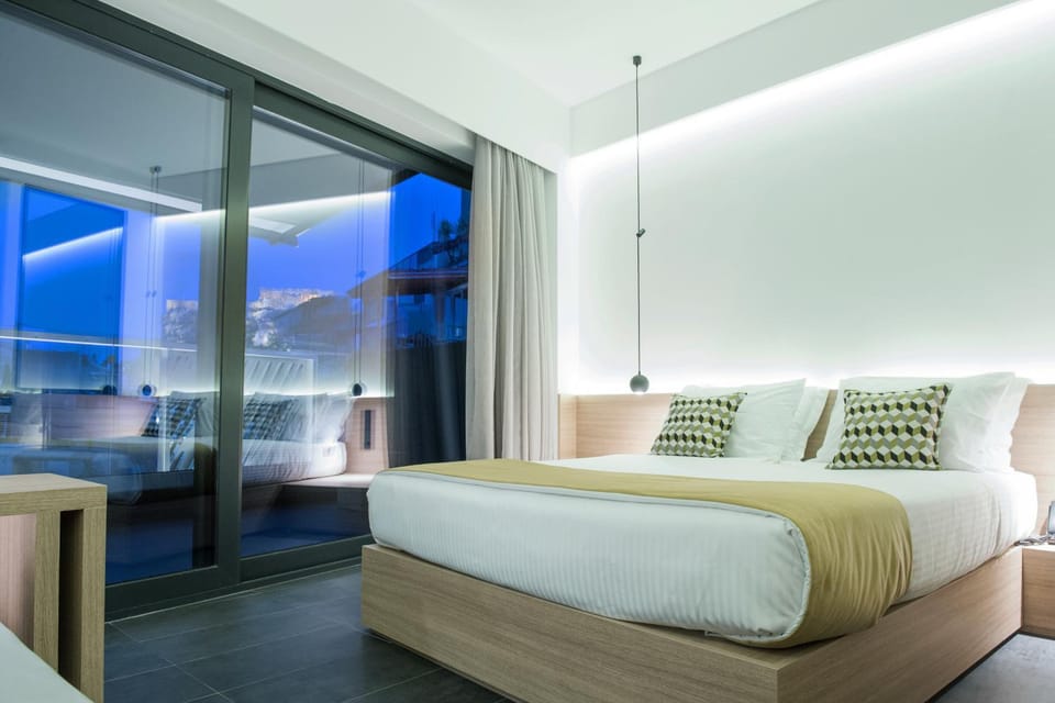 Photo of the whole room, City view