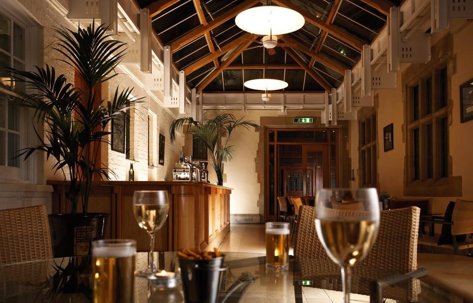 Restaurant/places to eat, Lounge or bar, Food and drinks, Seating area, Drinks