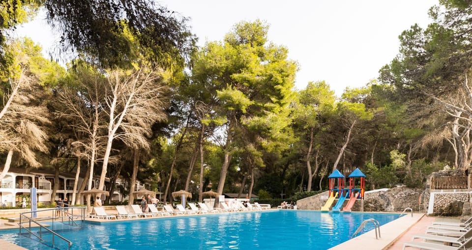 Property building, Spring, Natural landscape, Garden, Solarium, Garden view, Pool view, Area and facilities, Swimming pool, sunbed