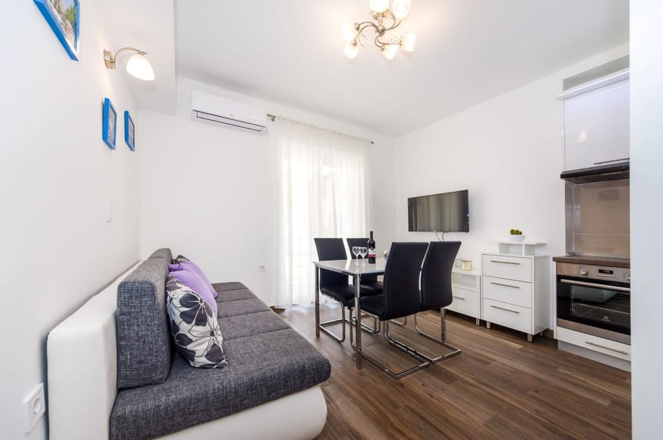 TV and multimedia, Kitchen or kitchenette, Living room, Photo of the whole room, Seating area, Dining area