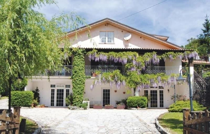 Villa Glicine Casa Vacanze con Piscina e Camino ad Apecchio, Marche Villa in Umbria