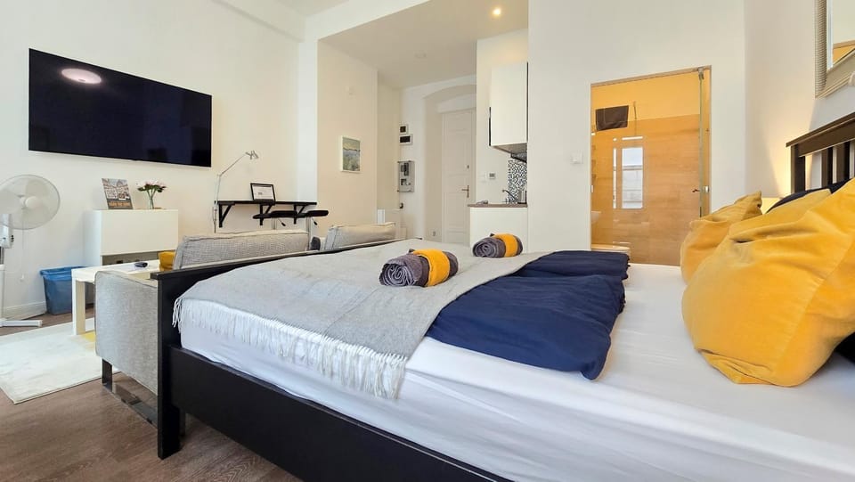 Bed, TV and multimedia, Bedroom