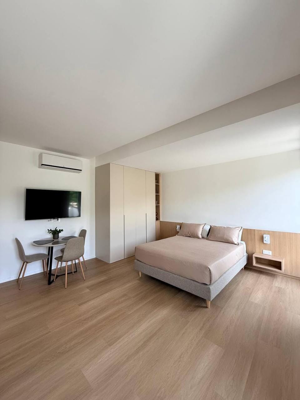 Communal lounge/ TV room, Bed, TV and multimedia, Photo of the whole room, Seating area, Bedroom, air conditioner