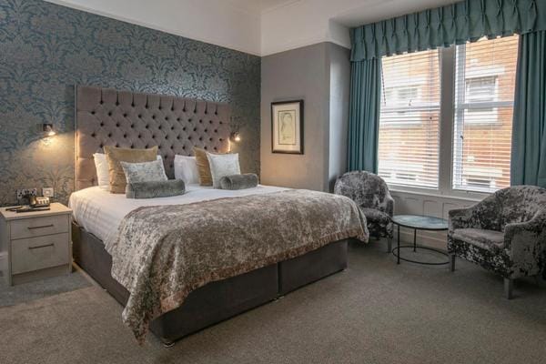 Bed, Seating area, Bedroom