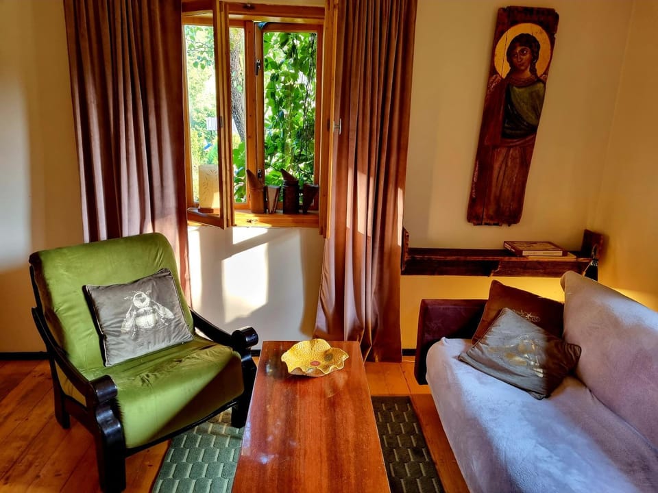 Bed, Living room, Photo of the whole room, Seating area, Bedroom