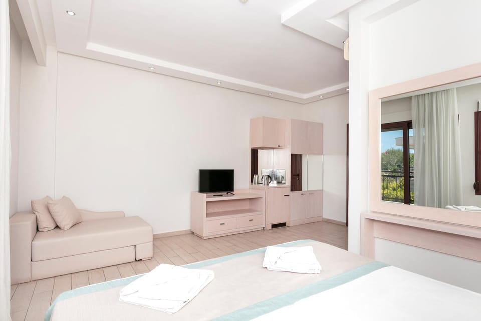 Kitchen or kitchenette, Living room, Seating area