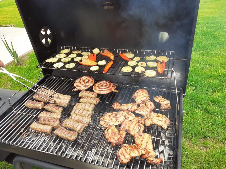 BBQ facilities, Food and drinks, Food