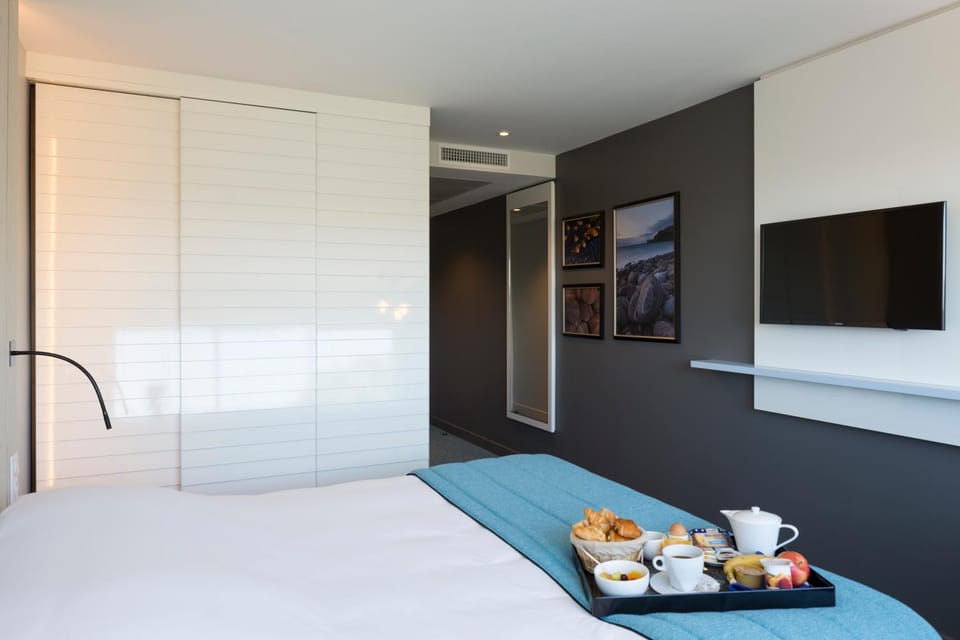 Bed, TV and multimedia, Photo of the whole room, Decorative detail, Bedroom, Garden view