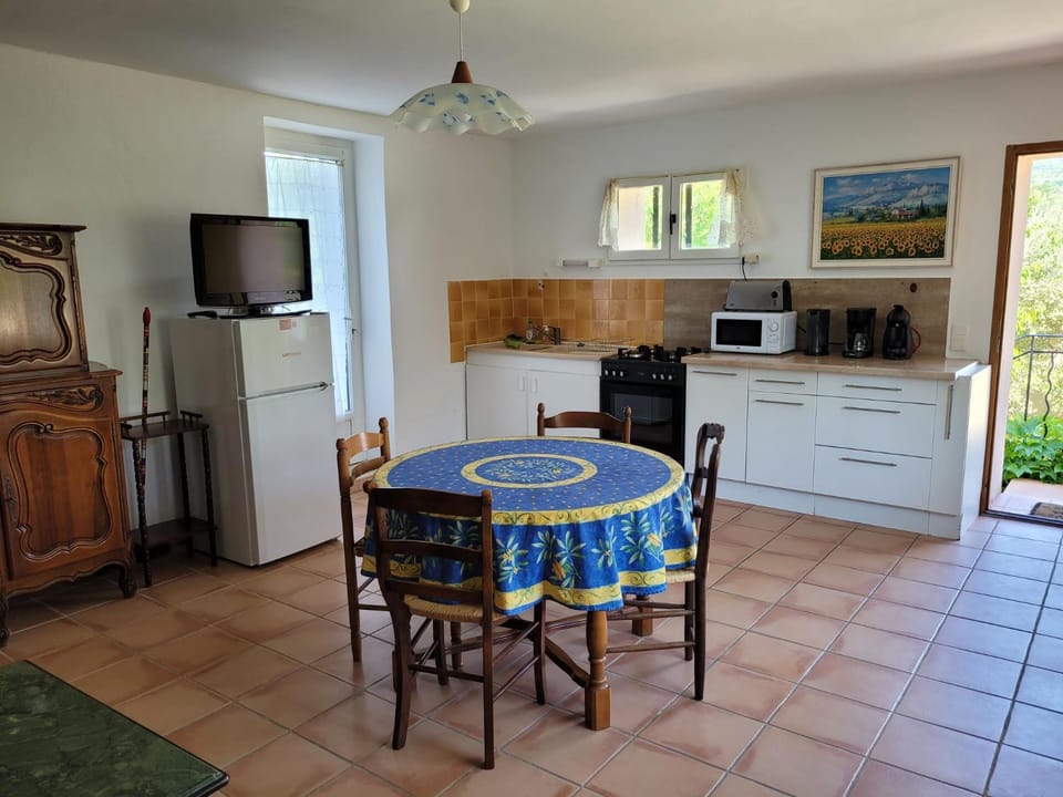 TV and multimedia, Kitchen or kitchenette, Dining area, oven, stove