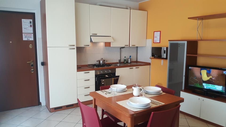 TV and multimedia, Coffee/tea facilities, Kitchen or kitchenette, Dining area, minibar, pet friendly, stove