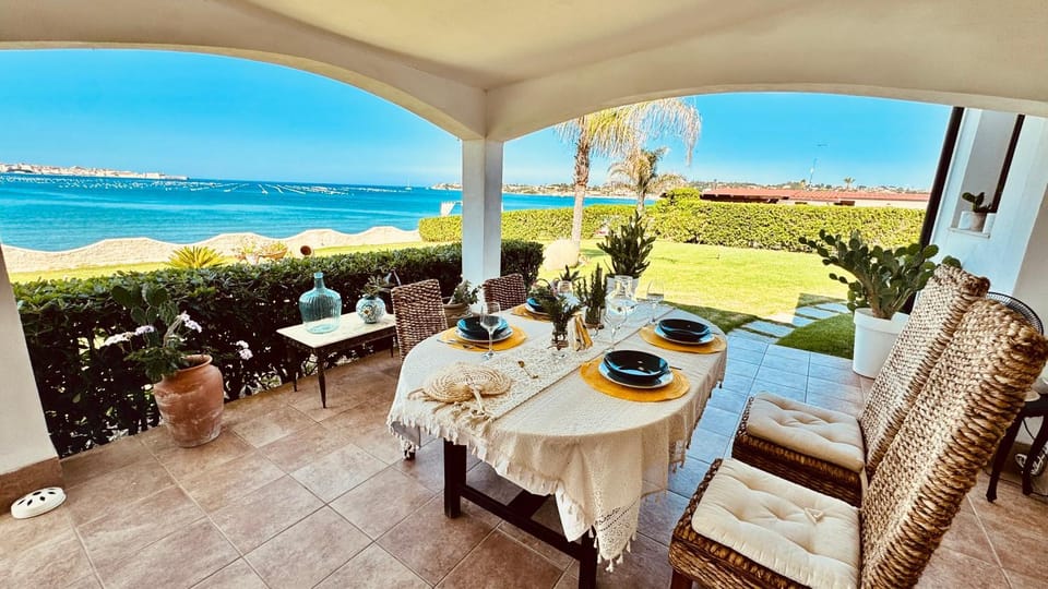 Day, Balcony/Terrace, Seating area, Food
