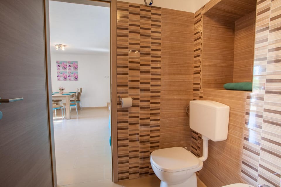Day, Summer, Bathroom, Photo of the whole room, On site
