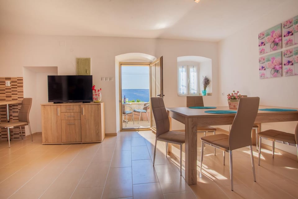 Day, Summer, Living room, Photo of the whole room, Seating area, Dining area, On site