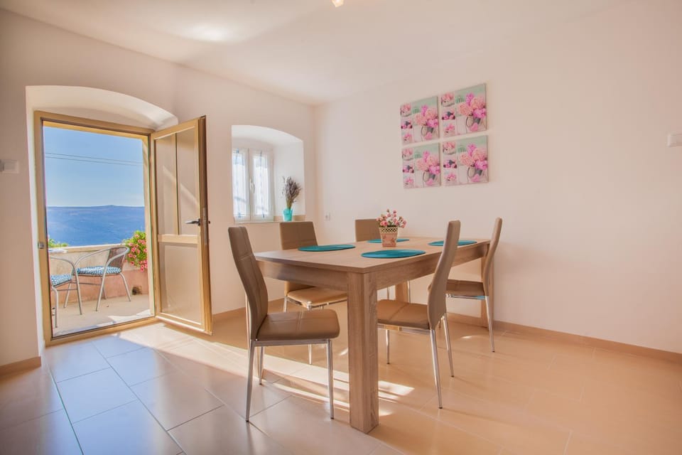 Day, Summer, Living room, Photo of the whole room, Seating area, Dining area, On site, Time of day