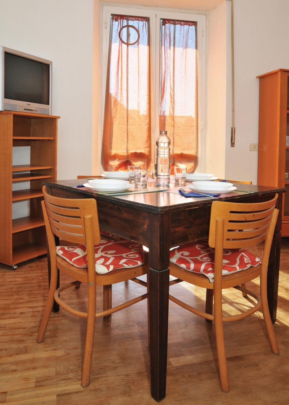 Photo of the whole room, Decorative detail, Decorative detail, Family