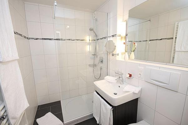 Shower, Bathroom, Decorative detail